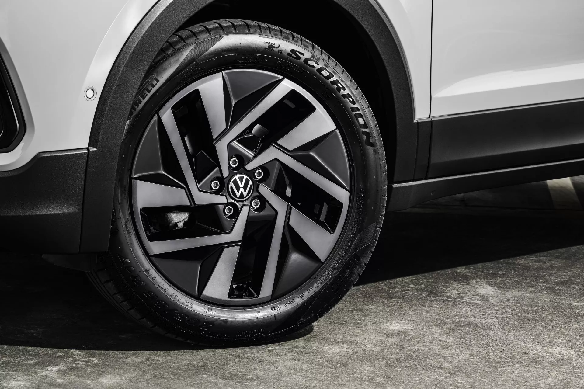 Archivo: detalle-llantas.webp - Detalle llantas